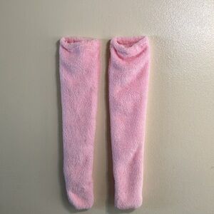 One-size-fits-all leg warmers
 Back foot opens for outdoors walk
NEW